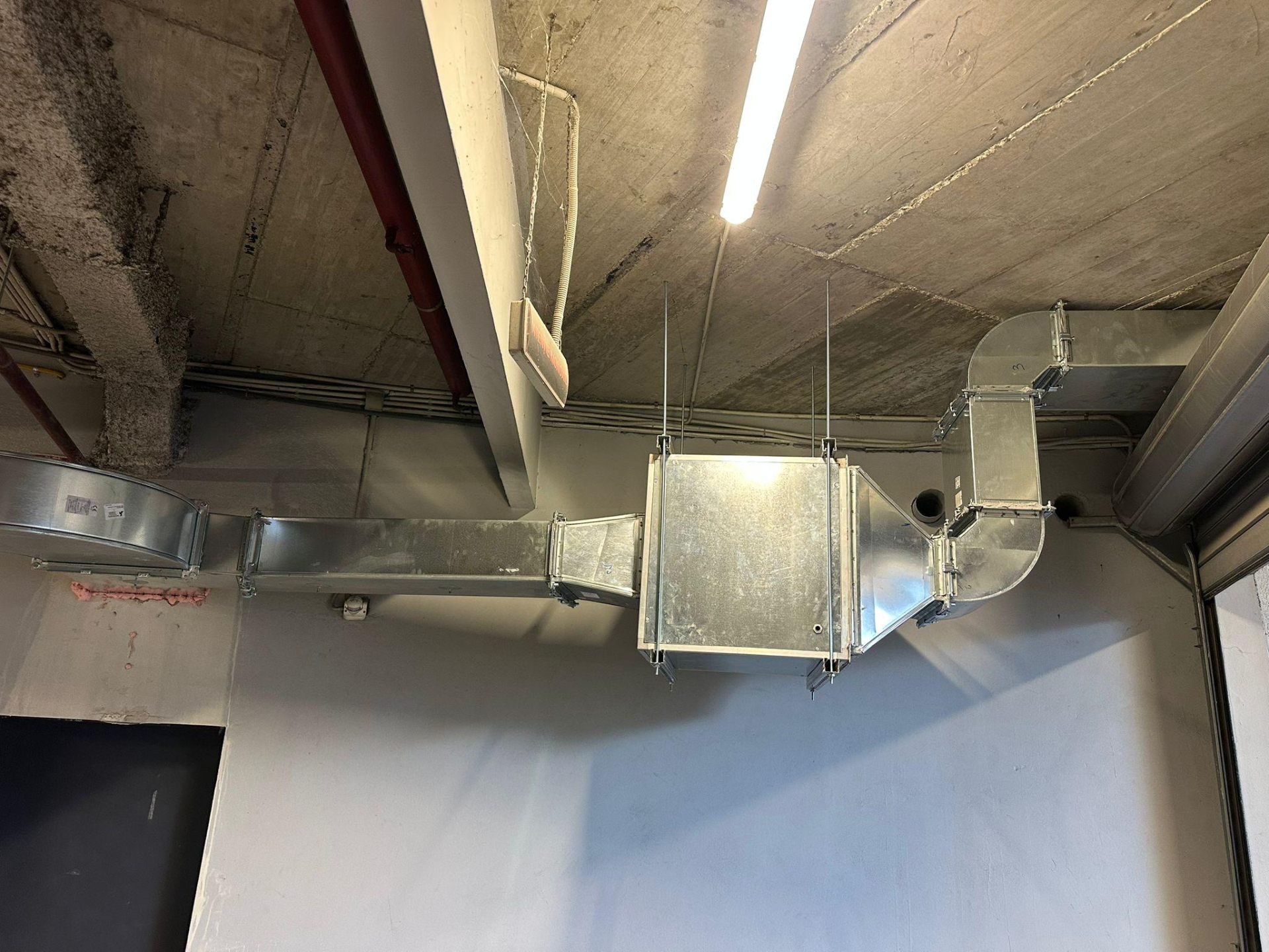 Tubulatură desfumare galvanizată montată la tavan UniCredit Bank București