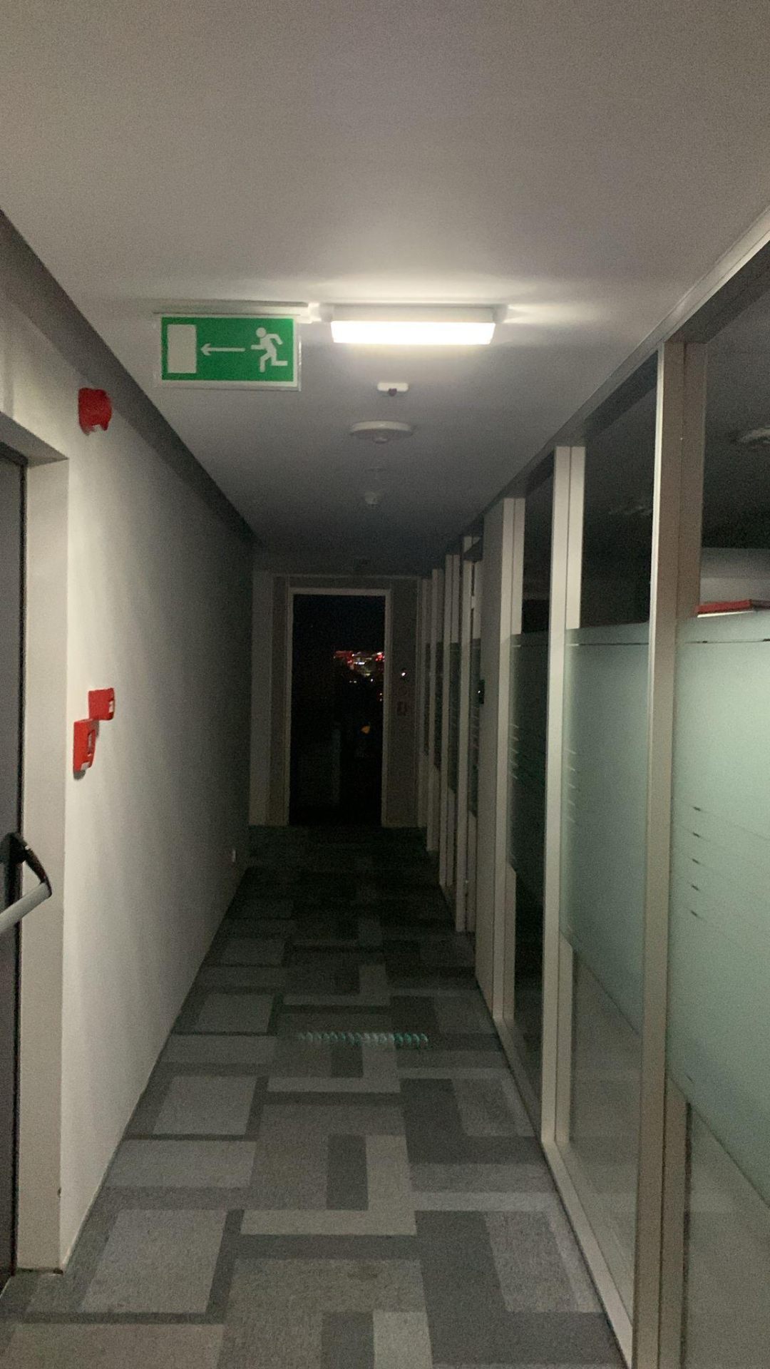 Corp iluminat antipanică cu indicator ieșire de urgență coridor UniCredit Tower