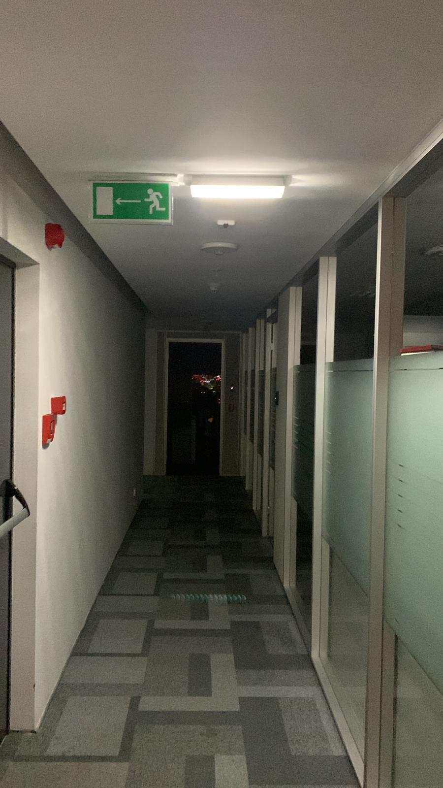 Corp iluminat antipanică LED și pictogramă evacuare birouri UniCredit Tower