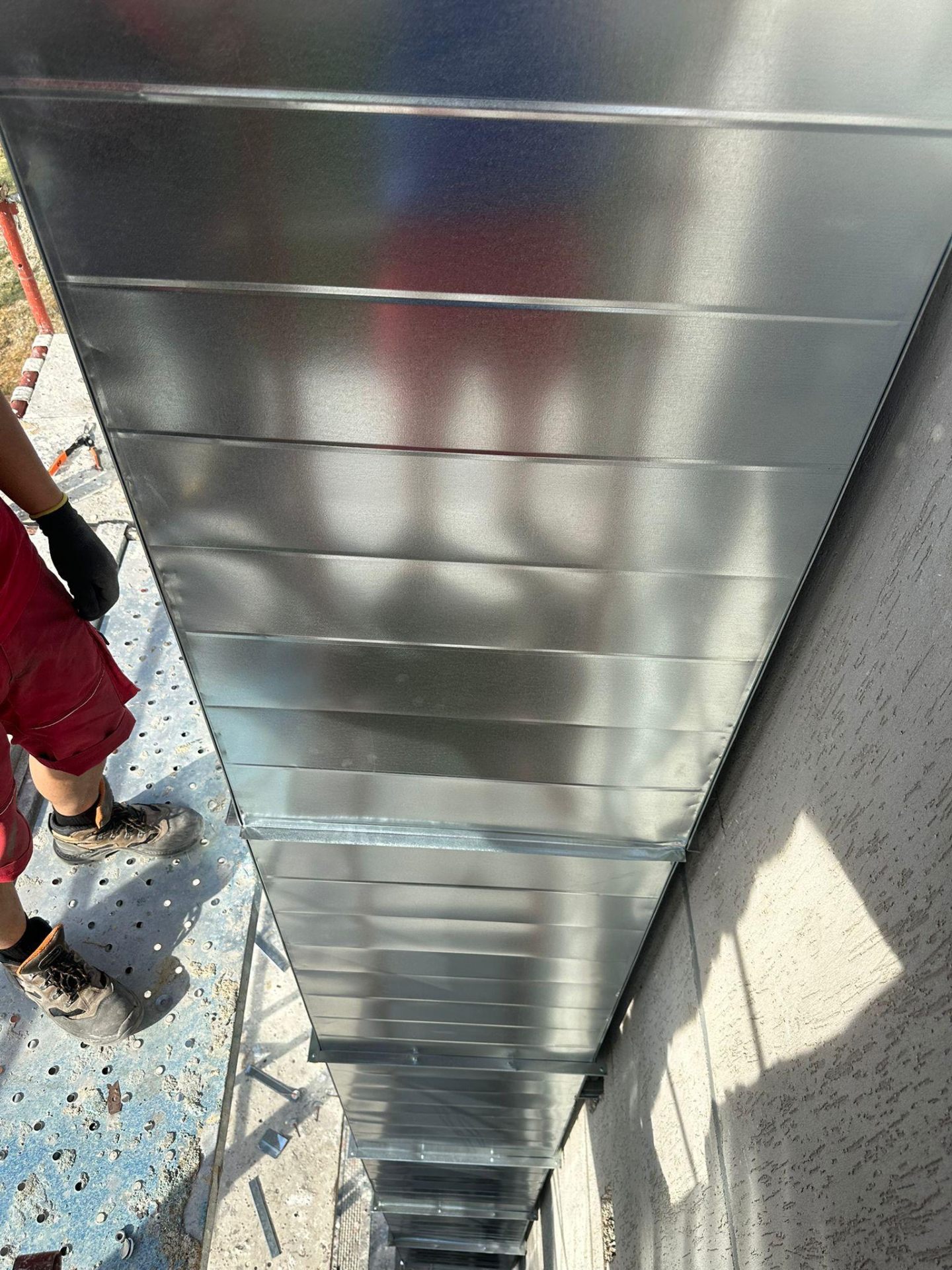 Tubulatură desfumare orizontală montată pe perete fațadă