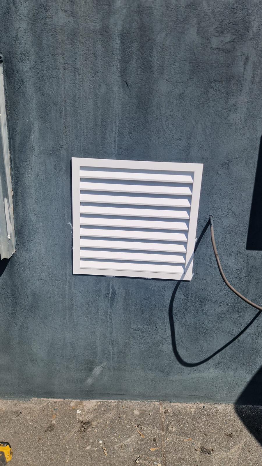 Grilă ventilație montată pe fațadă American House Bursa de Valori București