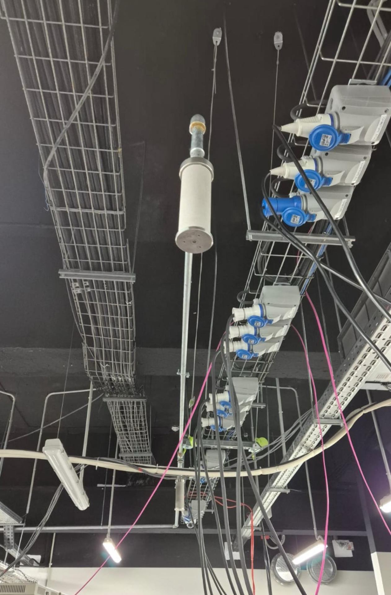Duză descărcare gaz inert pe coloană verticală în camera tehnică Romania TV