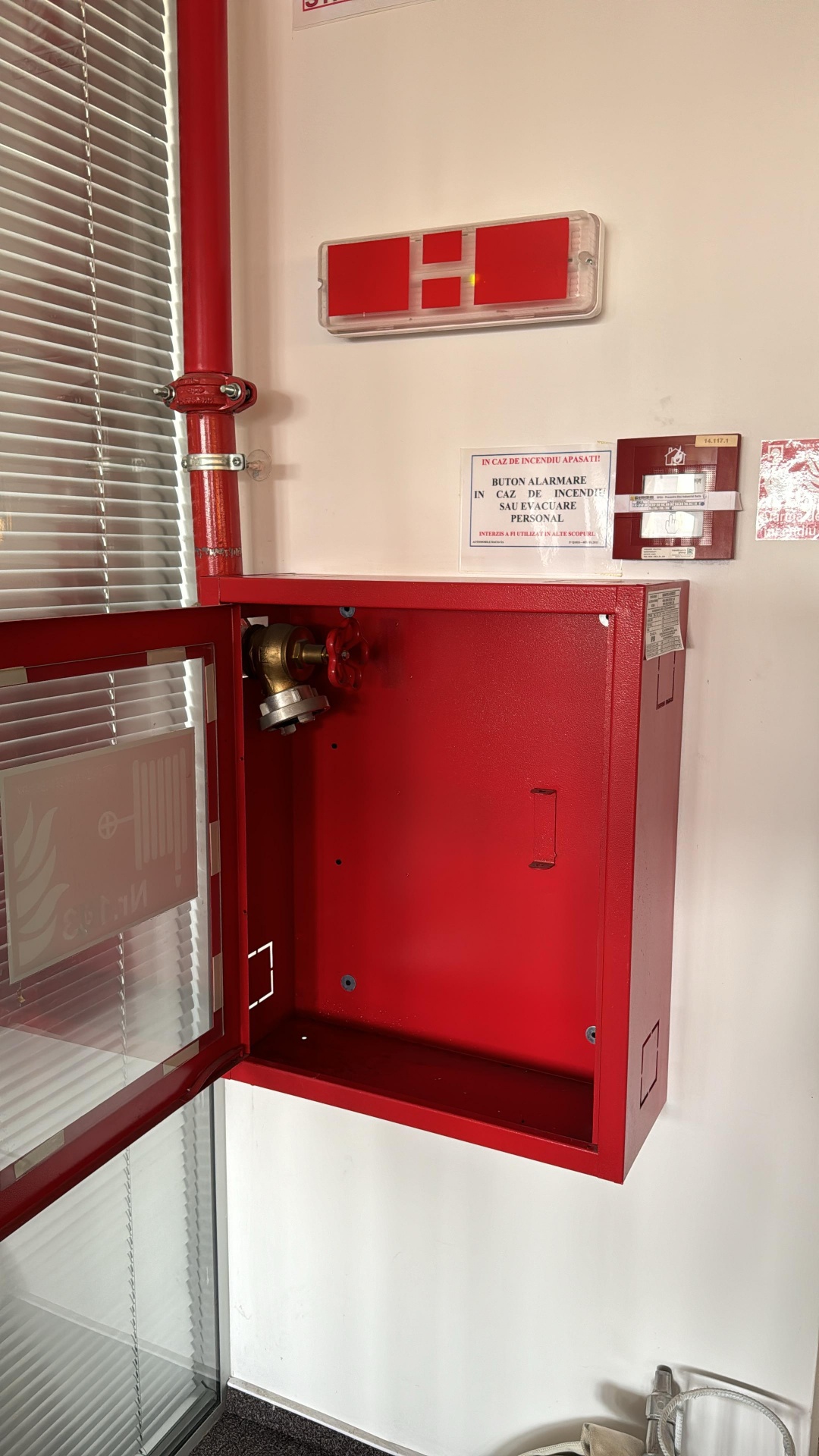 Hidrant interior și buton alarmare incendiu în zona camerei tehnice Romania TV