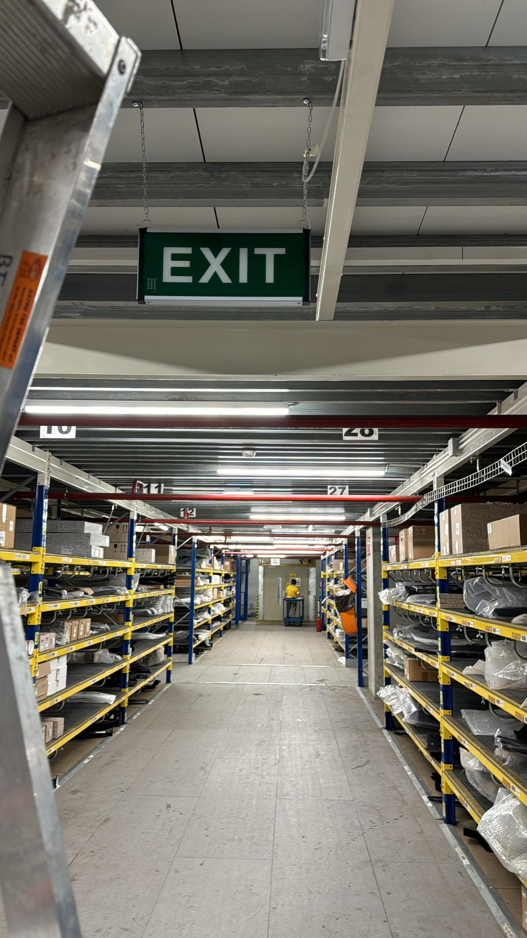 Indicator EXIT verde iluminat antipanică suspendat depozit piese Dacia Oarja