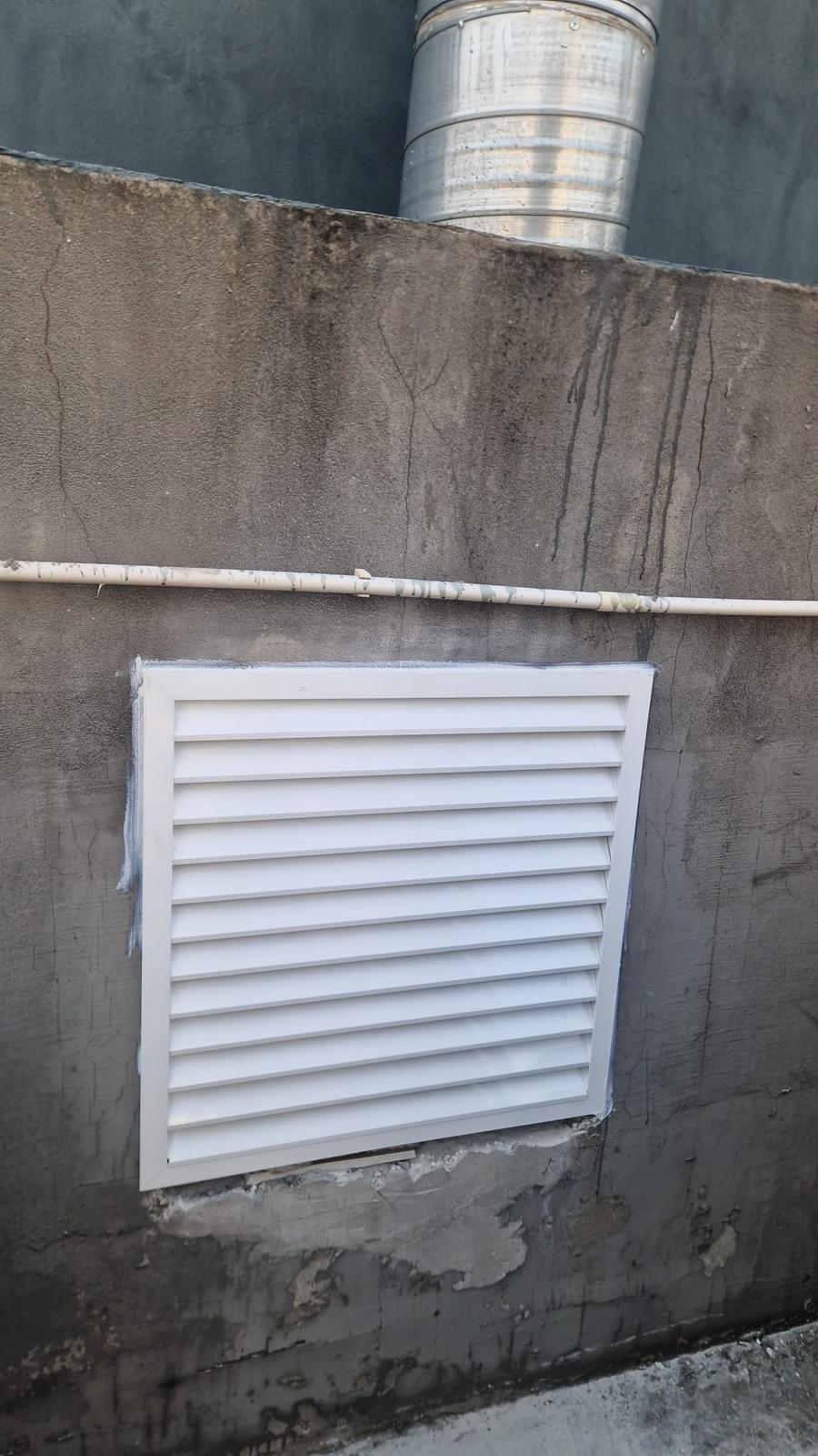 Montaj grilă ventilație exterioară clădire American House Bursa de Valori