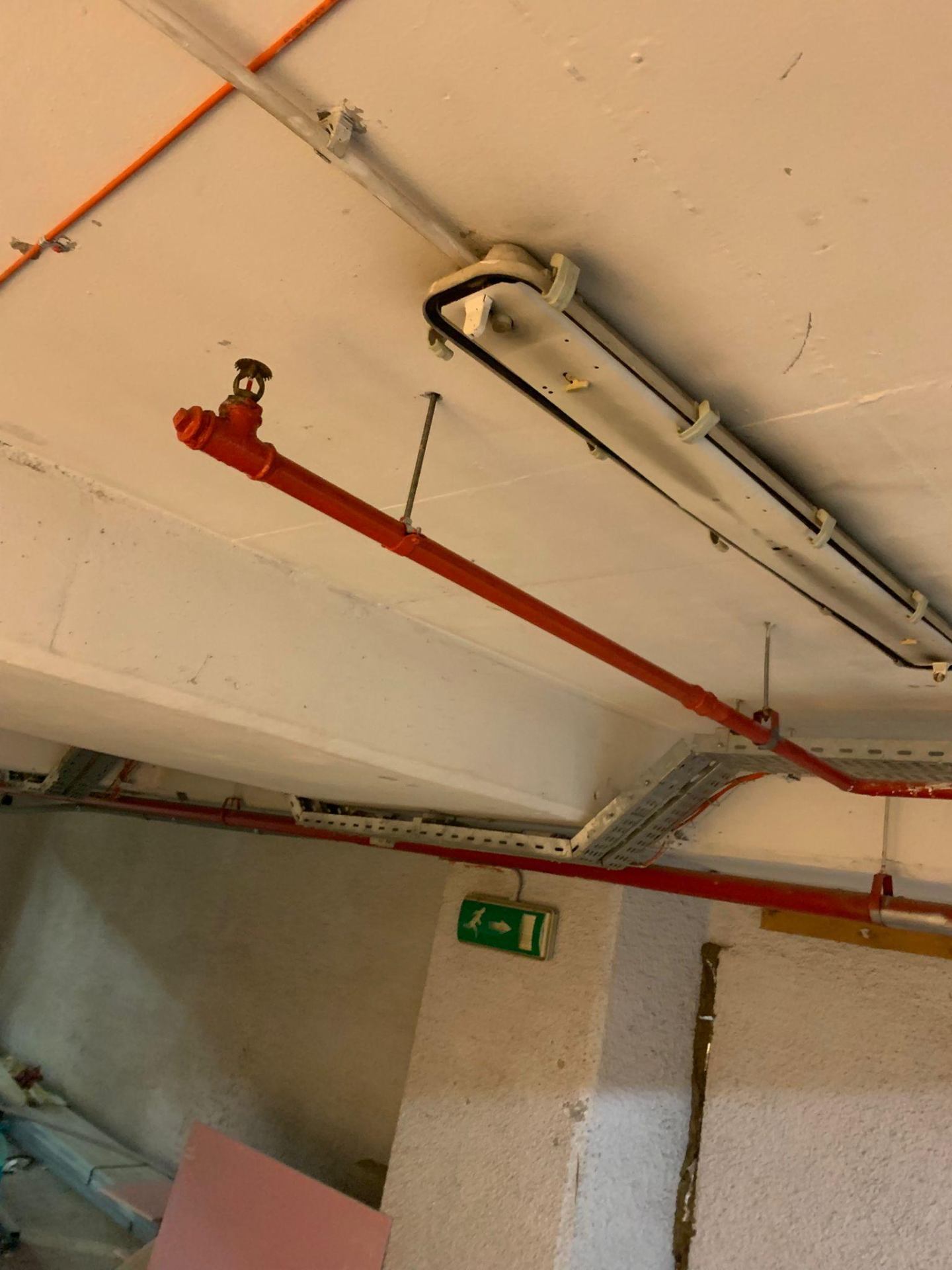 Sprinkler montat la tavan cu țeavă roșie PSI Globalworth City Office