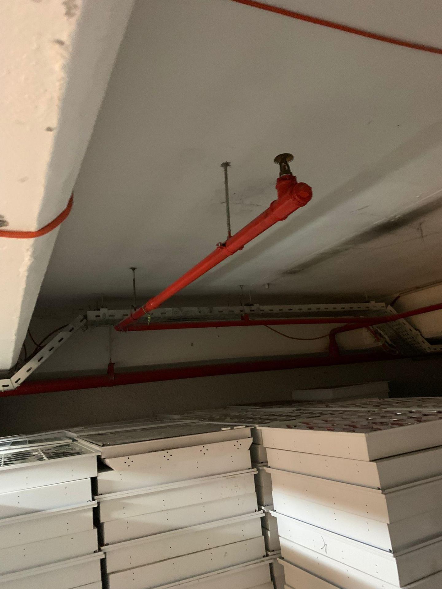 Sprinkler pendant cu țeavă roșie sistem PSI Globalworth City Office