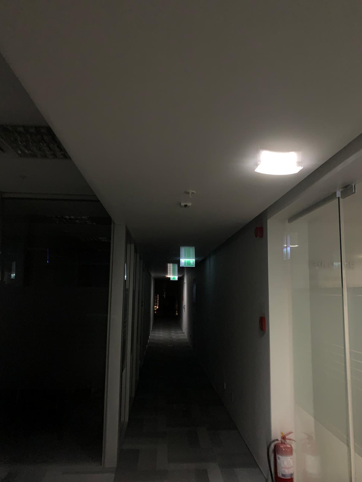 Iluminat antipanică în regim de avarie pe coridor birouri UniCredit Tower