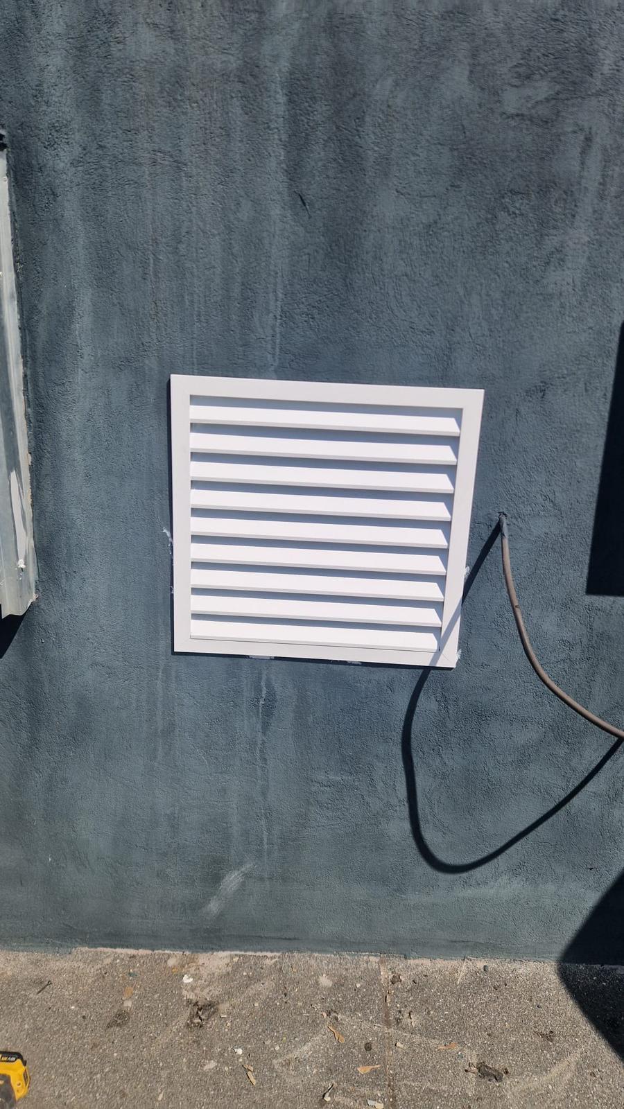 Grilă jaluzea ventilație finalizată fațadă American House Bursa de Valori București